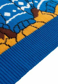 Tessuto lavorato a maglia blu con un design colorato e accenti gialli e marroni. La texture è morbida ed elastica, con un orlo a costine.