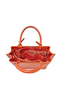 Sac à main en cuir orange avec deux poignées courtes, fermeture éclair, et intérieur rouge comportant plusieurs poches ainsi qu'un extérieur texturé.