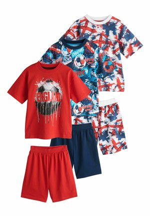 Drie voetbalthema-kinderen met korte mouwen outfits met de tekst England, voetballen graphics en rood, wit en blauw abstracte prints.