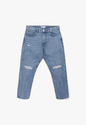 Jean en denim bleu clair avec taille haute, coupe droite et détails déchirés. Présente des accents de déchirure aux genoux et un design classique à cinq poches.