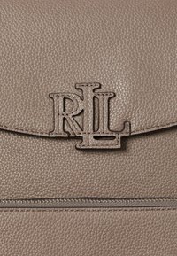 Lauren Ralph Lauren PEBBLED LEATHER MEDIUM CAMERYN BACKPACK - Hátitáska - taupe brown
