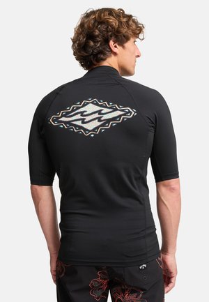 Czarna koszulka rash guard z krótkimi rękawami, z kolorowym, teksturowanym diamentowym logo na plecach. Gładki, elastyczny materiał.