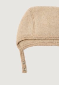 Hnědý vlněný klobouk s zaobleným tvarem, zdobený vyšitým vzorem a dvěma knoflíkovými zapínáními po stranách. Měkká textura a teplý vzhled.