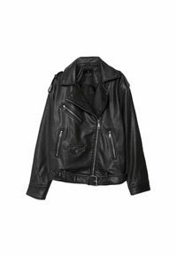 Veste de motard en cuir noir avec un large col, fermeture éclair asymétrique, plusieurs poches zippées et une taille ceinturée. Texture lisse avec des coutures détaillées.