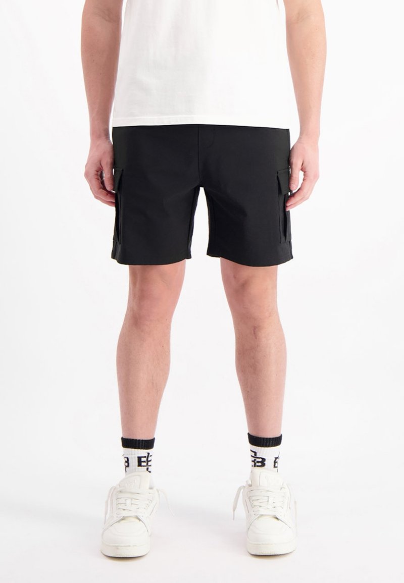 Zwarte cargoshorts met zijzakken, gemaakt van gladde stof, gecombineerd met witte sneakers en zwartaccentueerde sokken, eenvoudig ontwerp.