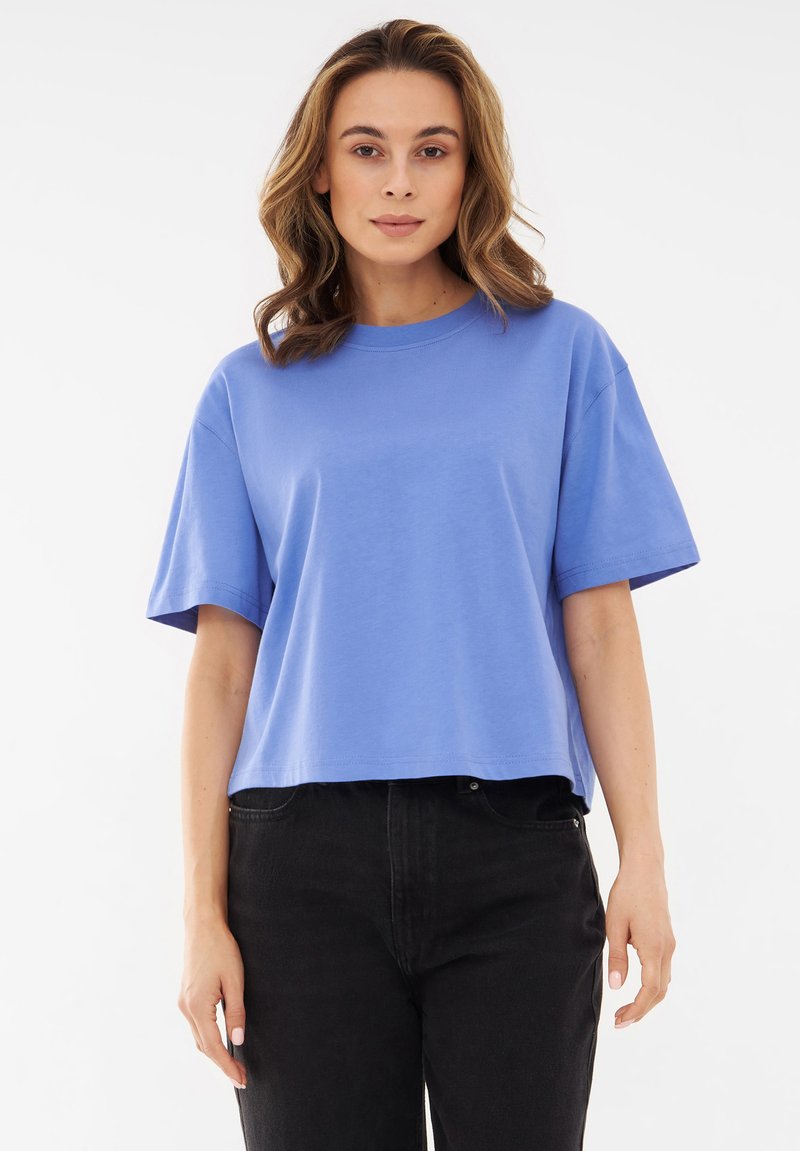 Blå bomulds T-shirt med afslappet pasform, rund halsudskæring og korte ærmer. Har et cropped design og en glat tekstur.