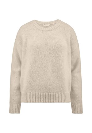 Crèmekleurige gebreide trui met een ronde halslijn, verlaagde schouders en ribbels aan de mouwen en onderkant. Zachte, textuurrijke stofafwerking.