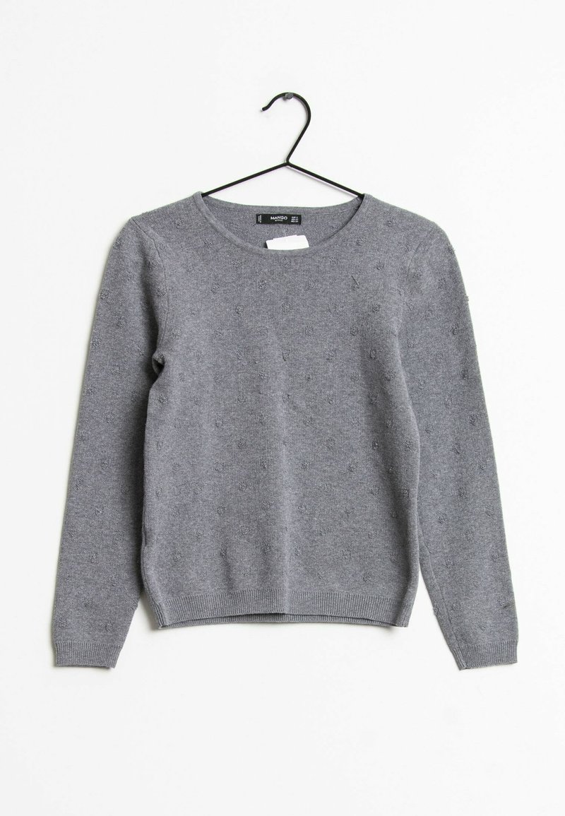 Maglione grigio lavorato a maglia con scollo tondo, maniche lunghe, motivo strutturato e orlo a coste. Realizzato in materiale morbido e caldo. Appeso a un gancio nero.