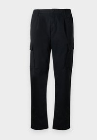 Μαύροι cargo παντελόνες από απαλό ύφασμα, με ελαστική μέση, κλείσιμο με κουμπί και πλαϊνές τσέπες cargo για επιπλέον αποθήκευση.