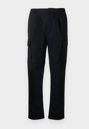 Schwarze Cargohose aus einem glatten Stoff, mit elastischem Bund, Knopfverschluss und seitlichen Cargotaschen für zusätzlichen Stauraum.