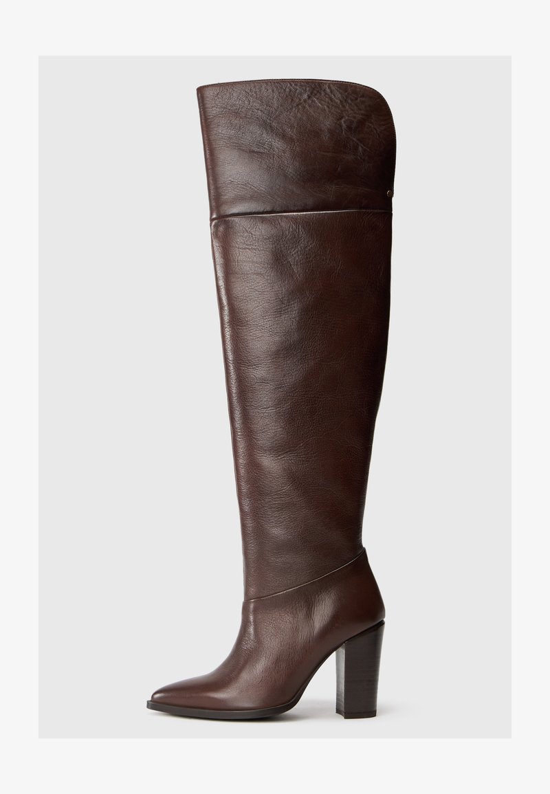 Braune Lederstiefel über dem Knie mit spitzem Schuhblatt, Blockabsatz und glatter Textur. Verfügt über ein breites oberes Schaftdesign.