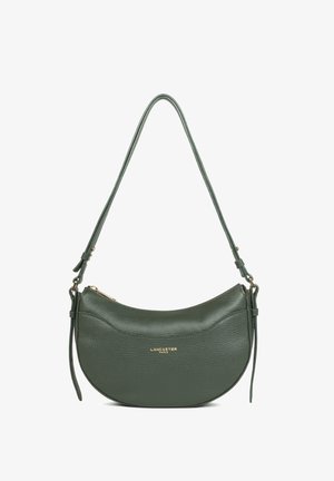 Sac à épaule en cuir texturé vert foncé avec bandoulière réglable, fermeture éclair dorée et logo "Lancaster Paris" embossé en or sur le devant.