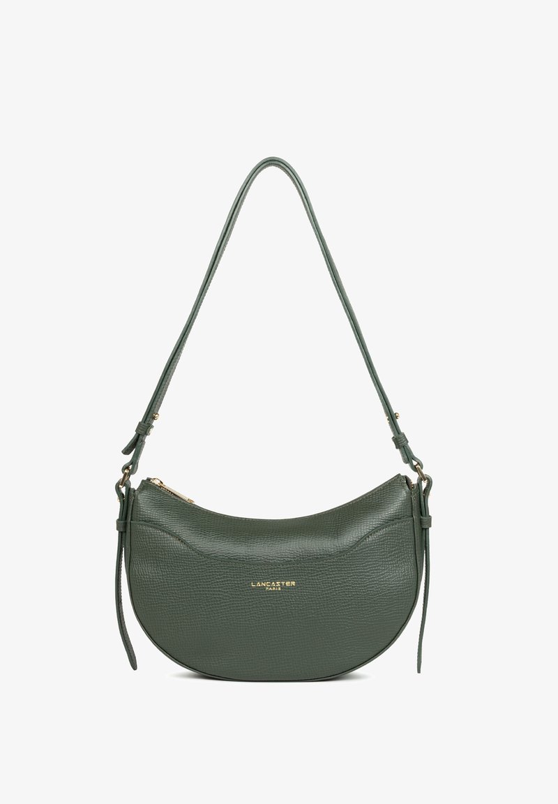 Sac à épaule en cuir texturé vert foncé avec bandoulière réglable, fermeture éclair dorée et logo "Lancaster Paris" embossé en or sur le devant.