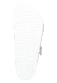 Witte sandaalzool met een gestructureerd oppervlak met doolhofachtige patronen en branding. Licht gebogen vorm met een verstelbare band aan de zijkant.