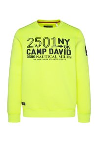 Sudadera amarilla brillante con texto negro en negrita: "2501 NY UK CAMP DAVID 3500 MILLAS NAUTICAS." Cuello y puños acanalados.