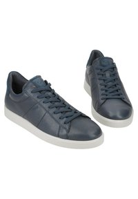 Le sneaker in pelle color navy presentano una punta curvata, cuciture tono su tono e suola in gomma bianca. Sistema di allacciatura con lacci piatti per una vestibilità sicura.