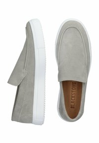 Graue Wildlederschlupfschuhe mit einer weißen Gummisohle, die eine abgerundete Zehe und ein glattes, strukturiertes Obermaterial aufweisen. Markenname "BLACKSTONE" sichtbar im Inneren.