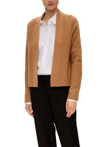 Brauner Strickcardigan mit einem strukturierten Muster, offener Vorderseite und langen Ärmeln, getragen über einem weißen Hemd mit Knöpfen und schwarzen Hosen.