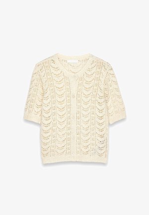 Cremefarbener, kurzärmeliger Strickcardigan mit gewellten Ajourmuster und vier vorderen Knöpfen vor weißem Hintergrund.