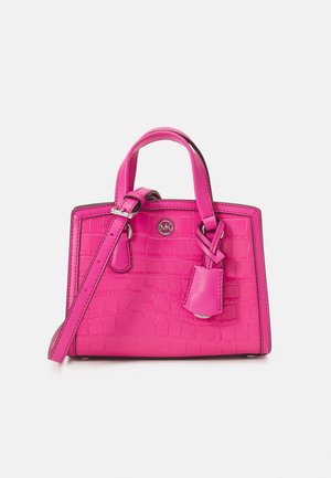 Borsa a mano in pelle con stampa alligatore rosa, dotata di manici superiori e tracolla rimovibile. Logo in argento e piccolo pendaglio decorativo.