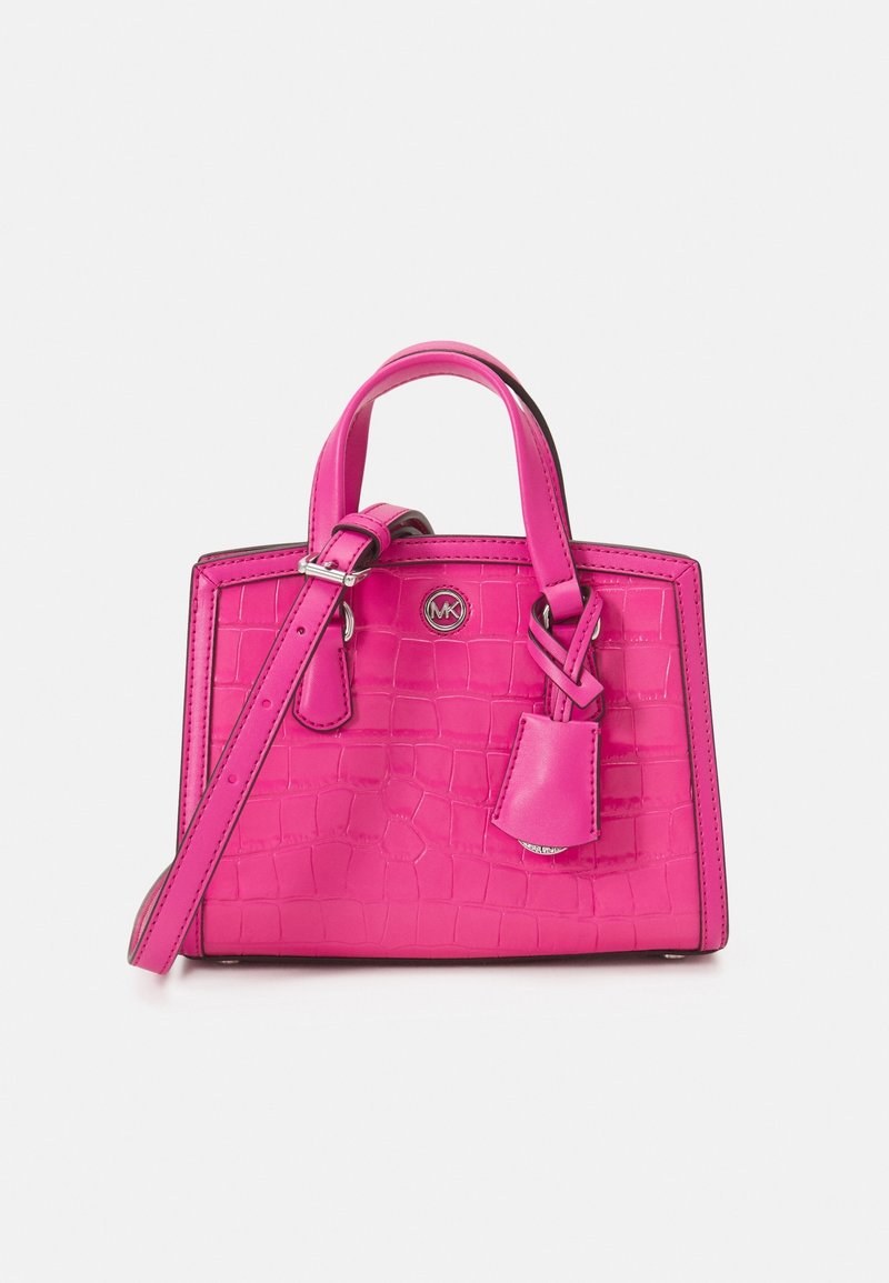 Borsa a mano in pelle con stampa alligatore rosa, dotata di manici superiori e tracolla rimovibile. Logo in argento e piccolo pendaglio decorativo.