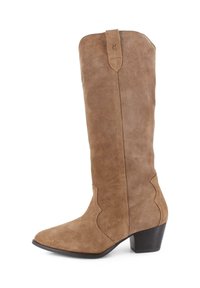 Bota de ante marrón hasta la rodilla con puntera puntiaguda y costuras decorativas. Presenta un tacón apilado y una lengüeta en el eje.