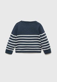Mornarنو ن ش sweater z belimi vodoravnimi črtami, dolgi rokavi, okrogel izrez in teksturiran pleten vzorec. Ima zaklepanje na ramenu s gumbi.