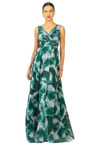 Langes, fließendes Kleid in Grün mit floralem Muster. Es hat einen V-Ausschnitt, breite Träger und ein plissiertes Design, das eine elegante Silhouette kreiert.