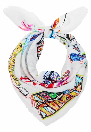 Hvidt tørklæde med farverige, abstrakte kruseduller og bogstaver, bundet i en løs knude med enderne stikkende ud.