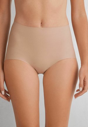 Beżowe majtki z wysokim stanem wykonane z miękkiego, elastycznego materiału, charakteryzujące się gładką fakturą i bezszwowym designem dla wygody i elastyczności.