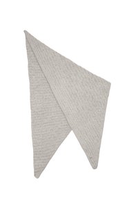 Écharpe en laine grise avec un motif texturé en côtes. Présente une forme triangulaire avec deux extrémités pointues allongées et des détails de couture minimalistes.