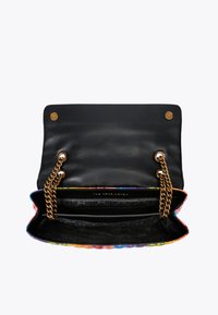 Borsa a mano in pelle nera con un bordo a fantasia colorata, tracolla in catena dorata e chiusura a scatto magnetica. L'interno presenta diversi scomparti.