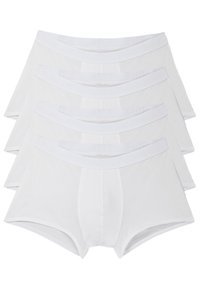 Weiße Baumwoll-Boxershorts übereinander gestapelt, mit glatter Textur, elastischem Bund mit eingeprägtem Branding und konturiertem Eingriff.