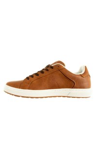 Sneaker din piele maro cu talpă din cauciuc albă, vârf rotund și șireturi maro. Pe lateral se află perforații și detalii de cusătură subtile.