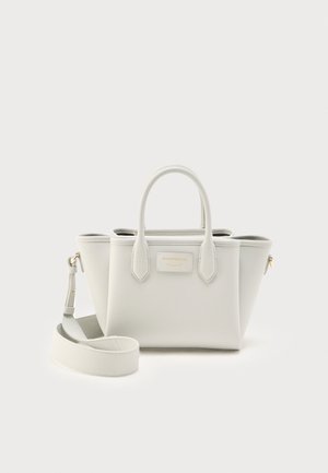 Sac à main en cuir blanc avec deux poignées, une bandoulière amovible et une petite plaque logo dorée sur le devant.