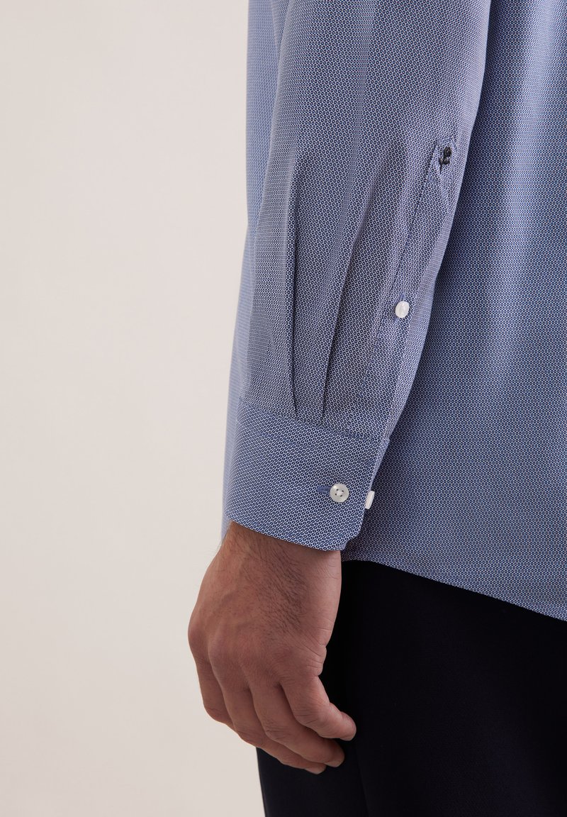 Blauw gemêleerd overhemd met een gestructureerde stof, manchetten met knopen en een slim fit ontwerp, met zichtbare stiksels en details op de mouw.