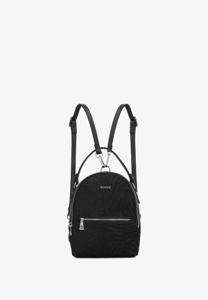 Melnā mākslīgā ādas mugursoma ar noapaļotu formu, teksturētu zebras rakstu, sudraba aksesuāriem un regulējamām siksnām. Iekļauta priekšējā kabata ar rāvējslēdzēju.