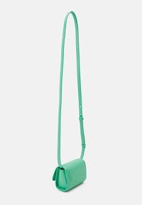 Borsa a tracolla in pelle verde con una lunga cintura, caratterizzata da una forma rettangolare morbida e bordi arrotondati, che mostra una texture liscia e un design minimalista.