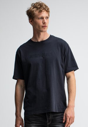 Schwarzes Baumwoll-T-Shirt mit kurzen Ärmeln, das auf der Vorderseite ein Siebdruck-Textlogo "BUTCHER OF BLUE" zeigt. Regular Fit und Rundhalsausschnitt.