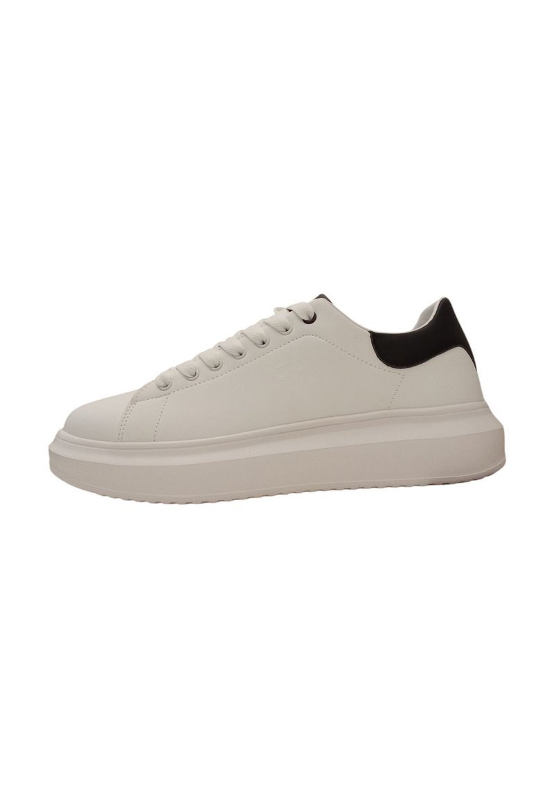Sneaker bianchi in pelle con punta tonda, caratterizzati da un accento nero sul tallone, lati testurizzati e una suola in gomma piatta. Design con lacci a cinque occhielli.