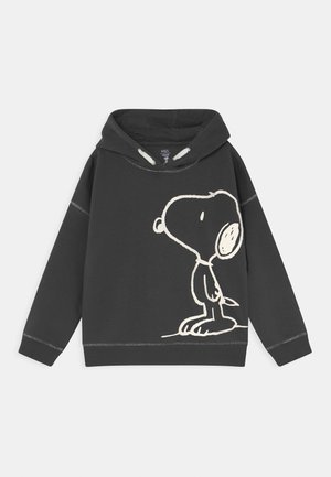Sudadera con capucha negra con cordones blancos y un gran contorno blanco de Snoopy de pie en el lado derecho frontal.