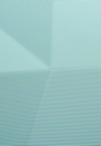 Tessuto blu chiaro con strisce bianche sottili alternate, texture liscia, che mostra un leggero motivo ondulato sulla superficie.