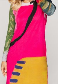 Vestido multicolor con cuerpo rosa brillante, mangas verdes con estampado y una sección amarilla asimétrica acentuada con detalles en negro y azul.