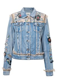 Chaqueta de mezclilla azul claro con bordado floral, acentos con volantes en los hombros y puños, y cierre de botones. Dos bolsillos en el pecho y diseño ajustado.