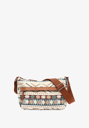 Tkaninová crossbody taška s geometrickými vzormi v krémovej, modrej, červenej a hnedej farbe. Obsahuje hnedý nastaviteľný kožený popruh a zipsové zapínanie.