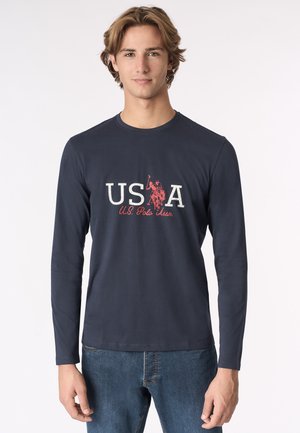 T-shirt navy a maniche lunghe realizzato in cotone, con testo "USA" bianco e rosso e grafica di un giocatore di polo, scollatura rotonda e vestibilità standard.