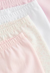 Quatre paires de shorts pour enfants en rose clair, blanc et un motif floral pâle ; en coton doux avec des ceintures élastiques.
