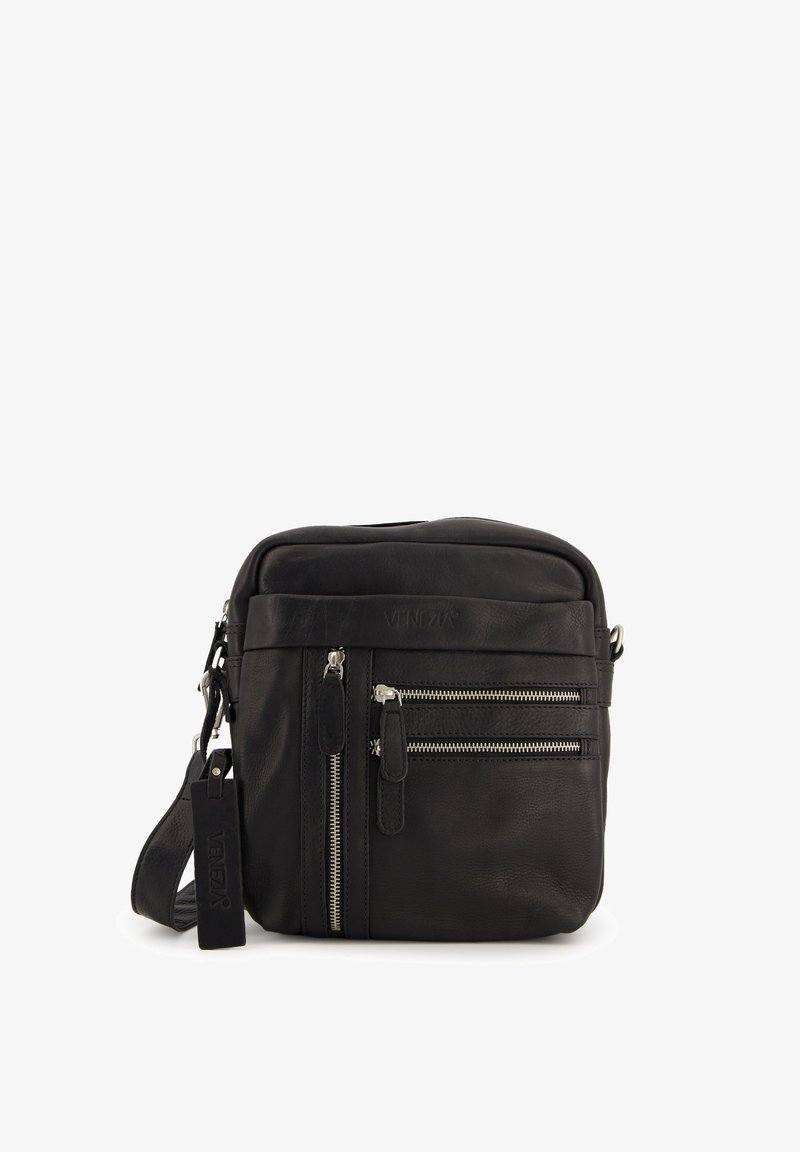 Sort læder crossover taske med justerbar rem, der har flere lynlåslommer og en struktureret overflade. Logo-mærke vedhæftet.