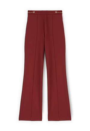 Pantaloni a zampa d'elefante bordeaux in tessuto liscio, con vita alta, pieghe frontali e dettagli in metallo dorato in vita.