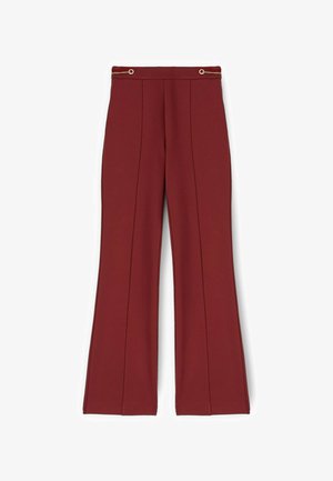 Pantalones acampanados burdeos con una tela suave, que presentan una cintura alta, pliegues en el frente y detalles en tono dorado en la cinturilla.